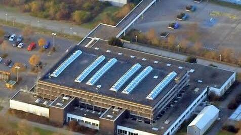Von oben sind gut die niedrigeren Anbauten im Norden (Umkleiden) und Süden (Tribüne) der Dreifachsporthalle zu erkennen. Foto: Ronald Rinklef