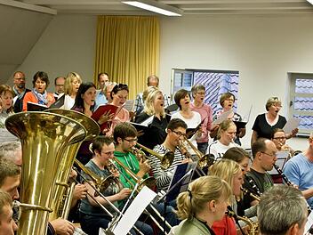Der Musikverein Rödental und der Coburger Chor "Unerhört" proben gemeinsam für ihren Auftritt am 3. Juli im Kongresshaus. Fotos: Jochen Berger
