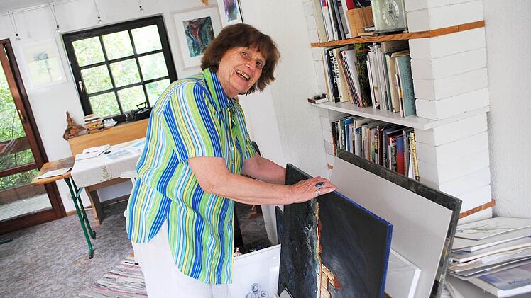 Die Zeichen- und Aquarell-Dozentin Heide Kunze-Lysek blättert in ihren Werken.  Fotos: Carolin Herrmann