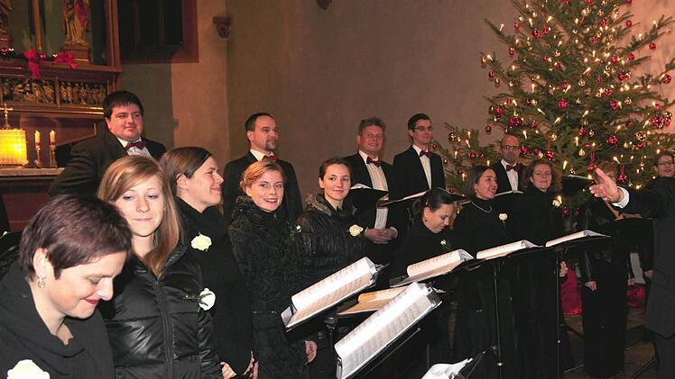 Matthias Beckert (r.), Leiter des Vokalensembles "Cantabile Regensburg", freute sich nach seinem Neujahrskonzert in der Stadtpfarrkirche in Haßfurt zusammen mit seinen Sängerinnen und Sängern über den frenetischen Beifall der Zuhörer. Foto: Ulrike Langer