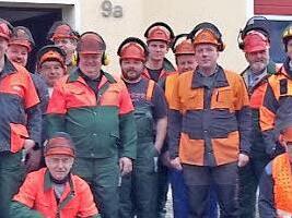 Diese Ermreuther Feuerwehrleute sind nun im Umgang mit der Motorsäge geschult.  Foto: Gerhard Horz