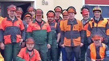 Diese Ermreuther Feuerwehrleute sind nun im Umgang mit der Motorsäge geschult.  Foto: Gerhard Horz