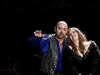 "Der Zigeunerbaron". Eva-Maria Misinski als Saffi und Giorgio Valenta als Sándor Barinkay.Foto: Jochen Berger