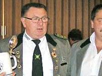 Robert Eger von den Ehrenbürgschützen bei der Patenbitte (Foto oben). Die Vorsitzende der St. Anna-Schützen Weilersbach, Sigrid Amon, mit den Kirchehrenbacher Bittstellern, Vorsitzendem Werner Prell und seinem Stellvertreter Robert Eger Fotos: Heidi Amon