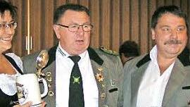 Robert Eger von den Ehrenbürgschützen bei der Patenbitte (Foto oben). Die Vorsitzende der St. Anna-Schützen Weilersbach, Sigrid Amon, mit den Kirchehrenbacher Bittstellern, Vorsitzendem Werner Prell und seinem Stellvertreter Robert Eger Fotos: Heidi Amon