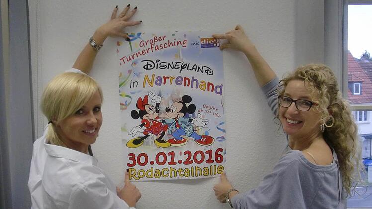 Katja Wich (links) und Gabi Bauer sind seit Jahren die Protagonistinnen, wenn es um Idee, Vorbereitung und Umsetzung des Turnerfaschings in der Rodachtalhalle in Marktrodach geht.  Foto: Karl-Heinz Hofmann