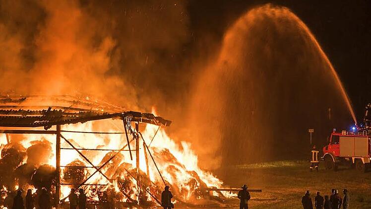 In hellen Flammen stand die landwirtschaftliche Lagerhalle, als die Feuerwehr alarmiert wurde. Foto: Jürgen Hüfner