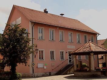 Blick auf das Neubrunner Schulhaus, in dem aktuell nur noch eine Klassse unterrichtet wird Foto: Günther Geiling