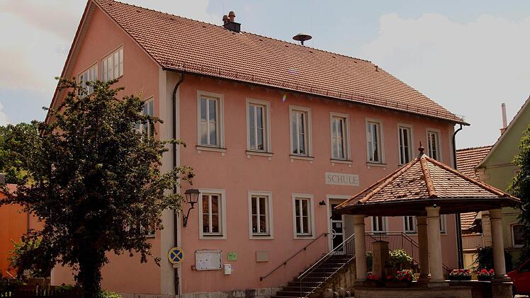 Blick auf das Neubrunner Schulhaus, in dem aktuell nur noch eine Klassse unterrichtet wird Foto: Günther Geiling