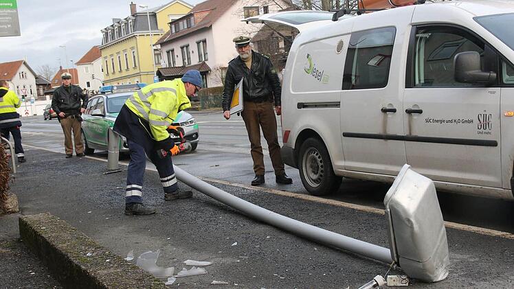Mitarbeiter der SÜC kümmerten sich um die umgeknickte Straßenlaterne im Coburger Kanonenweg. Foto: Michael Stelzner