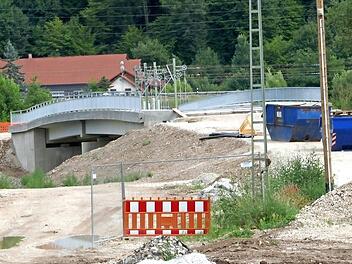 Die neue Mainbrücke bei Ebing soll bis Ende August fertig werden.Fotows: Hans Kurz