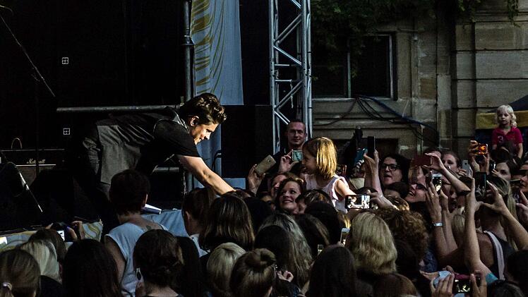 Umjubelter Auftritt: Michael Patrick Kelly fasziniert im ausverkauften Schlosshof von Tambach. Foto: Jochen Berger