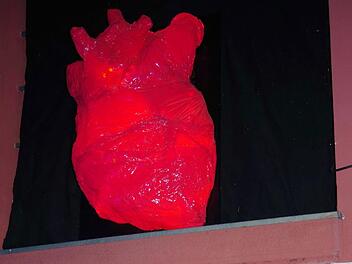 Lichtpunkt 19: "Die Herzen Kronachs" (Rathausg&auml;sschen): Idee,Umsetzung, K&uuml;nstler: Maya Berk, Melissa Yilmaz, Lichtpate: RauhBlechwarenfabrikation K&uuml;ps Heike Sch&uuml;lein