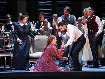 Szene aus der Neuinszenierung von Verdis "La Traviata" am Staatstheater Saarbrücken. Die Oper feiert am Sonntag Premiere.Foto: Martin Kaufhold