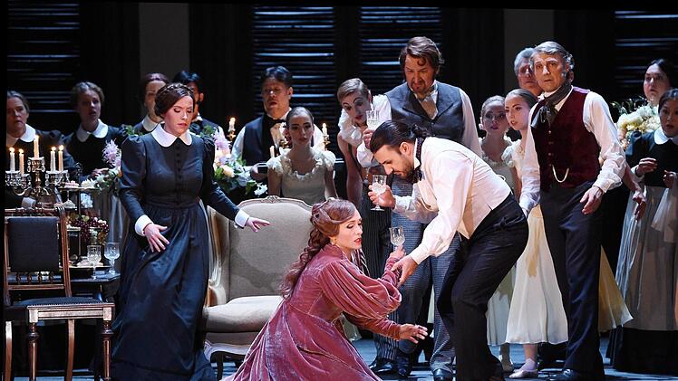 Szene aus der Neuinszenierung von Verdis "La Traviata" am Staatstheater Saarbrücken. Die Oper feiert am Sonntag Premiere.Foto: Martin Kaufhold