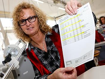 Jeden Freitag frei:  Heike Ruckriegel-Zeitler arbeitet nur noch von Montag bis Donnerstag: Sie profitiert von der neu eingeführten Viertage-Woche der Firma Bella Gardinenkonfektion in Goldkronach. Matthias Hoch