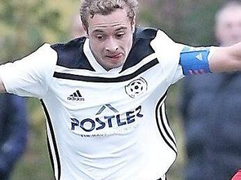 Den Titel hat die SpVgg Lauter bereits sicher, ein weiterer ist möglich: Christoph Schmitt (34 Tore, weißes Trikot) hat nur einen Treffer weniger als David Görtler (35, SC Kemmern).  Foto: sportpress