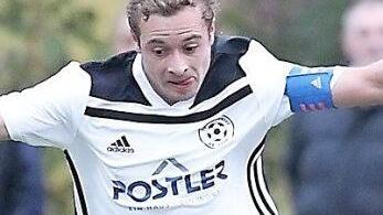 Den Titel hat die SpVgg Lauter bereits sicher, ein weiterer ist möglich: Christoph Schmitt (34 Tore, weißes Trikot) hat nur einen Treffer weniger als David Görtler (35, SC Kemmern).  Foto: sportpress