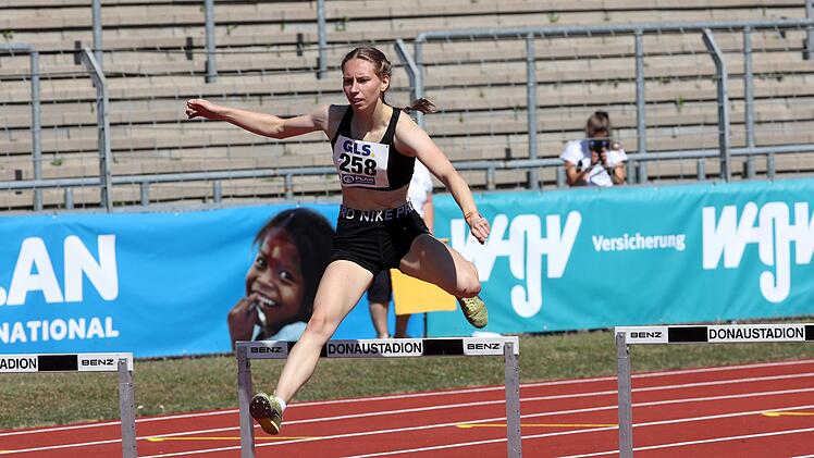 Elisa Eich vom TV DJK Hammelburg lief bei den Bayerischen U23- Meisterschaften über 400 Meter Hürden zu Silber. Foto: Theo Kiefner
