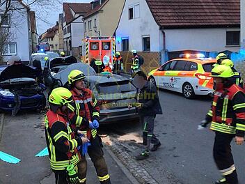 Schwerer Unfall in Gerolzhofen: Autofahrerin gibt Gas rast ungebremst in mehrere Fahrzeuge
