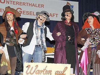 Das närrische Quartett (v. l.) Wilma Schaub, Gaby Englert-Tietz, Ruth Neder und Bettina Hügel nahm dem im Sommer in der Region gedrehten Fil "Warten auf Johnny" als Anlass, um dem Dorfgeschehen närrisch auf den Grund zu gehen. Fotos: Gerd Schaar