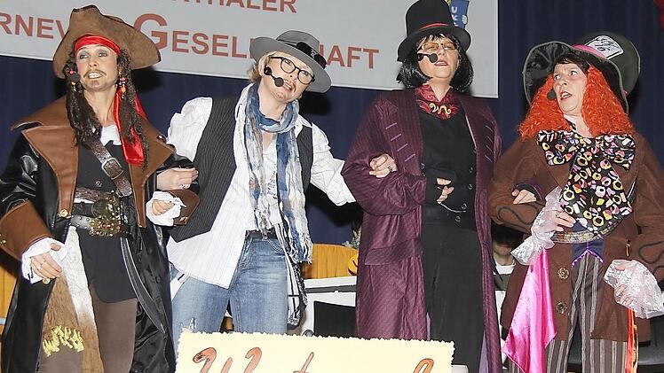 Das närrische Quartett (v. l.) Wilma Schaub, Gaby Englert-Tietz, Ruth Neder und Bettina Hügel nahm dem im Sommer in der Region gedrehten Fil "Warten auf Johnny" als Anlass, um dem Dorfgeschehen närrisch auf den Grund zu gehen. Fotos: Gerd Schaar
