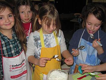 Die Drittklässler schmecken den selbstgemachten Quark ab. Fotos: Carmen Schmitt