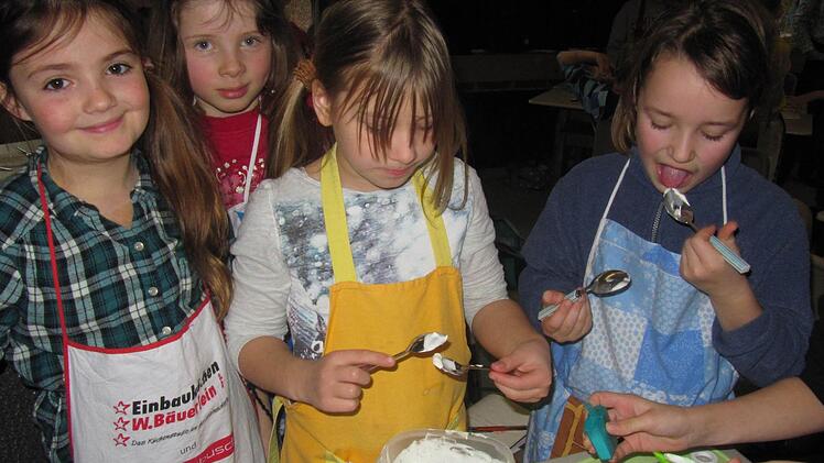 Die Drittklässler schmecken den selbstgemachten Quark ab. Fotos: Carmen Schmitt