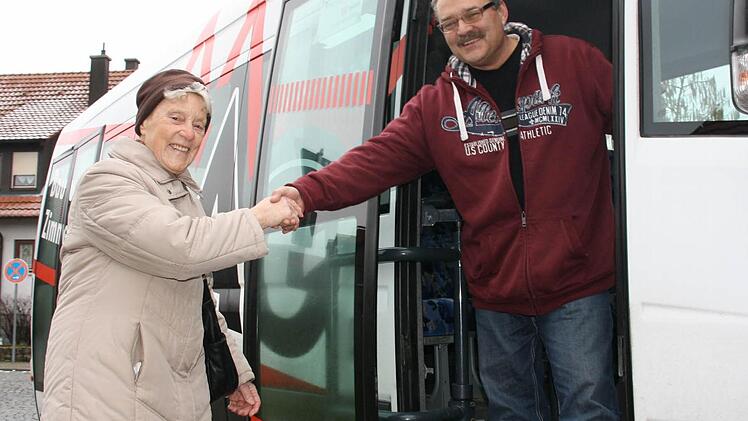 Begrüßung mit Handschlag: Busfahrer Andreas Moritz heißt seinen einzigen Stammgast Gerda Feth mit sichtlicher Freude willkommen.  Fotos: Diana Fuchs