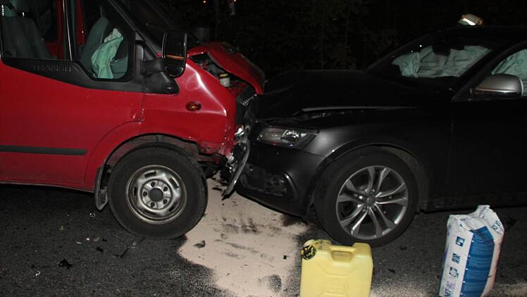 Der Kleintransporter kollidierte noch mit einem zweiten Fahrzeug, einem Audi Q 5.  Foto: Jürgen Gärtner