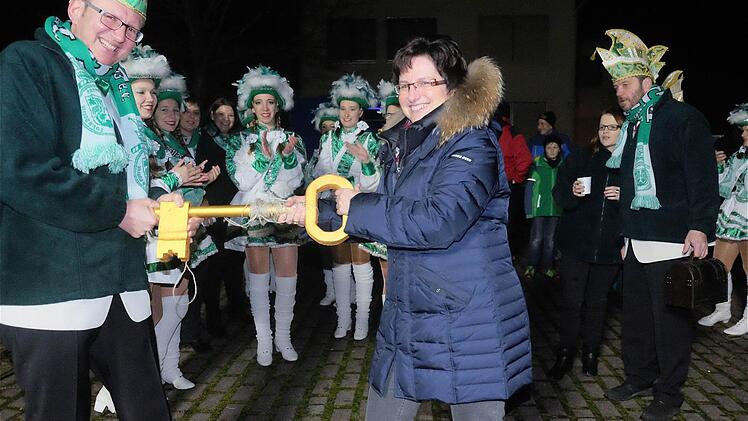 Sitzungs-Präsident Dieter Diez verhandelte mit Bürgermeisterin Patricia Schießer nach gängigem Rathaussturm-Ritual. Foto: Gerd Schaar
