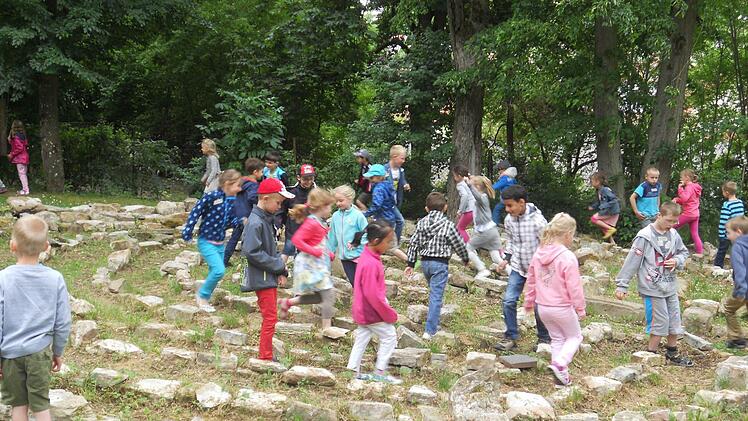 Vielfältig bereiteten die Kinder ihr Theaterstück "Das verrückte Labyrinth" vor. Das Begehen eines Labyrinths gehörte natürlich auch dazu. Foto: sw
