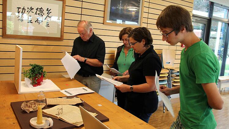 "VerRÜCKERTe Ideen" gibt es an dem nach Friedrich Rückert benannten Eberner Gymnasium viele und originelle. Da fiel den Juroren des gleichnamigen Kreativwettbewerbs die Auswahl der Preisträger schwer. Hier betrachten Karl-Heinz Krebs, Gisela Röder, Tanja Roeß und Luis Jäger (von links) zwei der herausragenden Arbeiten, den Nachbau eines imaginären Rückert-Schreibtisches von Isabell Schuler sowie die "Rosigen Zeiten" von Marina Schmitt (beide 10a): Vor einem Rosen-Gedicht erinnert der sich um ...