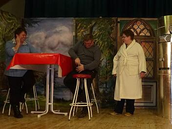 Fleißig wird auf der Burschenheim-Bühne geprobt, damit jeder Gag bei der Premiere sitzt. Foto: Klaus-Peter Wulf