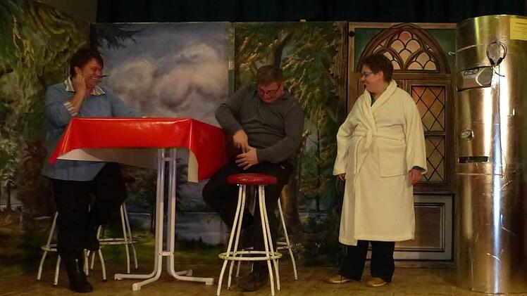 Fleißig wird auf der Burschenheim-Bühne geprobt, damit jeder Gag bei der Premiere sitzt. Foto: Klaus-Peter Wulf