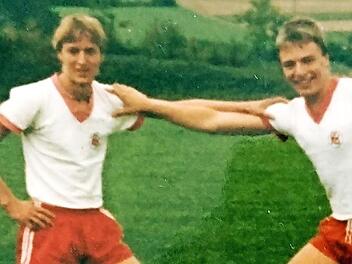 Eine Fußball-Freundschaft die seit Jahrzehnten Bestand hat: Klaus Uwira (l.) und Hans-Joachim Barnickel.  Fotos: privat