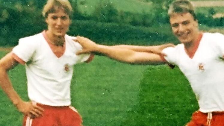 Eine Fußball-Freundschaft die seit Jahrzehnten Bestand hat: Klaus Uwira (l.) und Hans-Joachim Barnickel.  Fotos: privat
