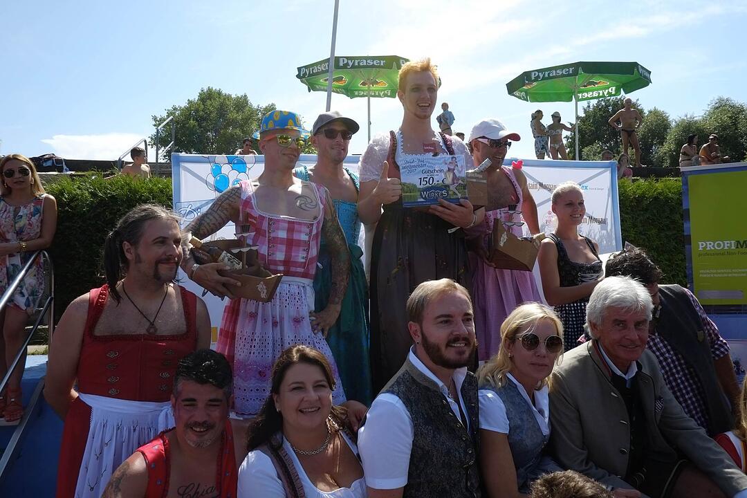 Nürnberg: Dirndl-Flug-WM - mit Tracht ins Wasser
