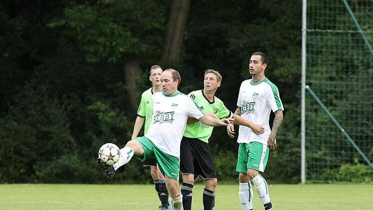 Die Nullachter Roland Tornau (am Ball) und Frank Fleischmann (r.) gegen die Trunstadter Mario Zweier (hinten links) und Ralf Wolf (M.)