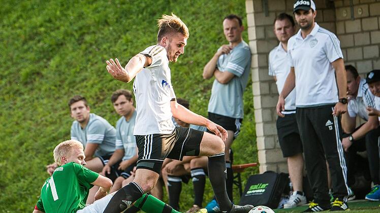 Der SSV Kasendorf um Trainer Christoph Wächter (hinten rechts) hat noch gute Chancen auf einen Aufstiegsplatz. Zunächst muss er aber Verfolger TSV Thiersheim auf Abstand halten.  Foto: Alexander Muck/Archiv