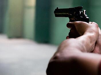 Bei einem Feuerwehrfest in Giebelstadt im Kreis Würzburg fiel am Samstagnachmittag ein Schuss. Die Polizei suchte den Täter - bei der Festnahme wurde eine Polizistin verletzt.  Symbolbild: pixabay.com / Skitterphoto