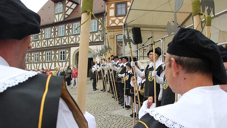 Die Stadtwache vor der Bühne