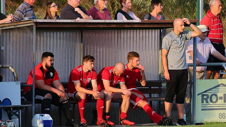 Meeder's Trainer Bastian Bauer (grau) sah kein gutes Spiel von seiner Mannschaft.