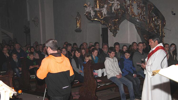 Die Arbeit mit der Jugend liegt ihm am Herzen, hier Diakon Joachim Stapf bei einem "vollen Haus" beim Firmgottesdienst in der Wallfahrtskirche in Limbach.