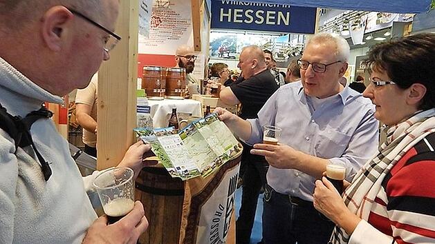 B&uuml;rgermeister Harald H&uuml;bner (Zweiter von rechts) stellte den Besuchern die Gemeinde auch per Flyer vor. Foto: Horst Wunner