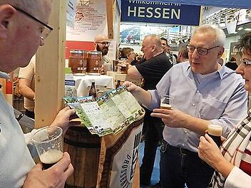 Bürgermeister Harald Hübner (Zweiter von rechts) stellte den Besuchern die Gemeinde auch per Flyer vor. Foto: Horst Wunner