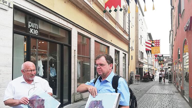 Der Historiker und Stadtrat Werner Schäfer (links) sowie der Partnerschaftsinitiator und Geologe Gerhard Lehrberger (TU München) bei der Führung durch die Flurlgasse. Foto: Sigismund von Dobschüt
