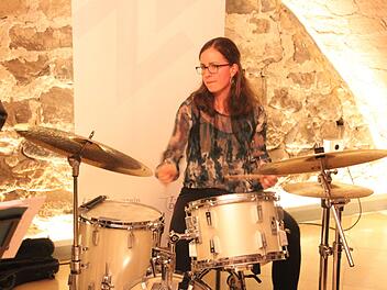 Mareike Wiening am SchlagzeugRudolfl Görtler