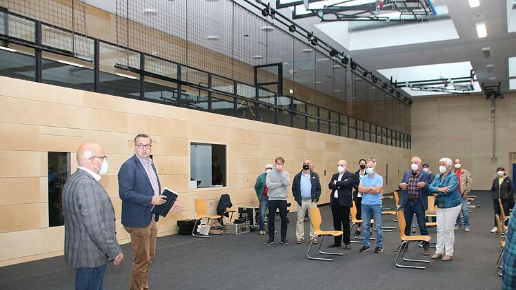 Bürgermeister Michael Kastl (links) und Bauleiter Mustafa Zecic (2.v.l.) luden die Stadträte und Gäste zu Beginn der Stadtratssitzung zu einem Rundgang durch die generalsanierte Mehrzweckhalle ein. Foto: Thomas Malz