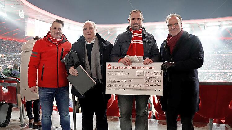 Frank Müller (links) und Stefan Lutz (Zweiter von rechts) überreichten an Uli Hoeneß ein Buch und an Karl-Heinz Rummenigge eine Spende für die FC Bayern Hilft e.V.
